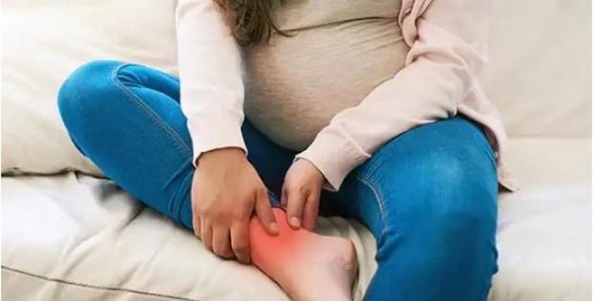 تورم القدمين في أثناء الحمل.. كيفية التعامل معها وتخفيف الألم؟