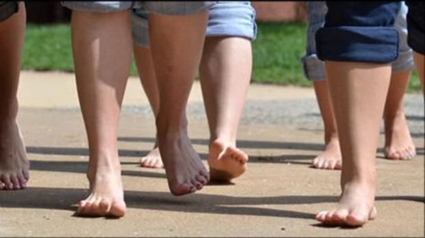 تورم القدمين في أثناء الحمل.. كيفية التعامل معها وتخفيف الألم؟