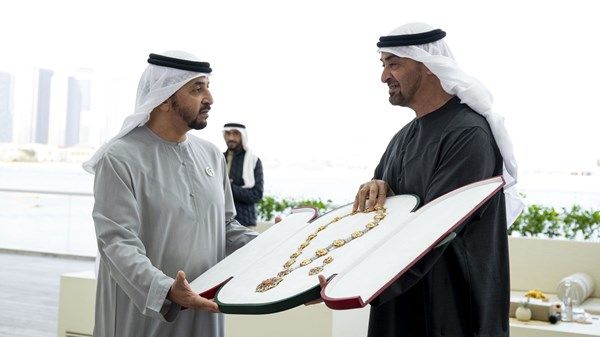 رئيس الدولة يقلِّد حمدان بن زايد «وسام أم الإمارات» ويكرِّم الفائزين بالدورة السابعة من برنامج الشيخة فاطمة للتميز والذكاء المجتمعي
