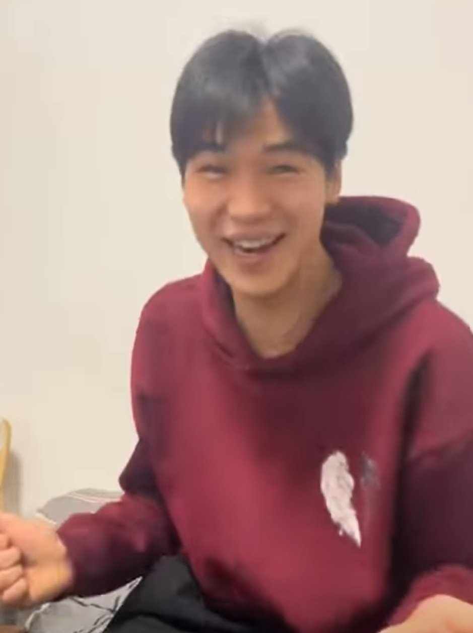 شاهد بالصورة والفيديو.. بعد ثواني من تحفيظها له.. مواطن صيني يغني ويرقص على الطريقة السودانية: (ما بسايره كضابة مافي زول دايره)