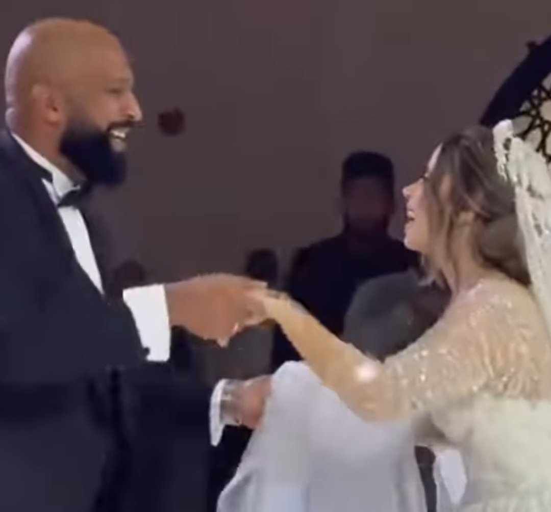 شاهد بالصورة والفيديو.. زواج سوداني من حسناء سورية يخطف الأضواء على مواقع التواصل والعروس تعبر عن سعادتها بعريسها وتغني له: (هذا حبيبي الأسمراني)