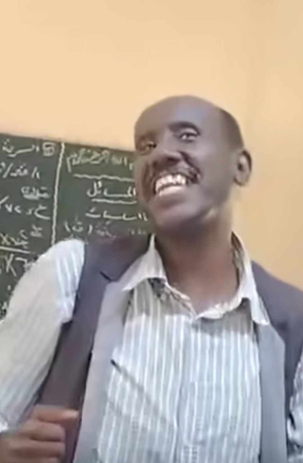 شاهد بالصورة والفيديو.. تسبب في انقسام كبير داخل مواقع التواصل.. أستاذ سوداني يساعد طالباته على استيعاب الدرس عبر الرقص و “الهجيج” داخل الفصل