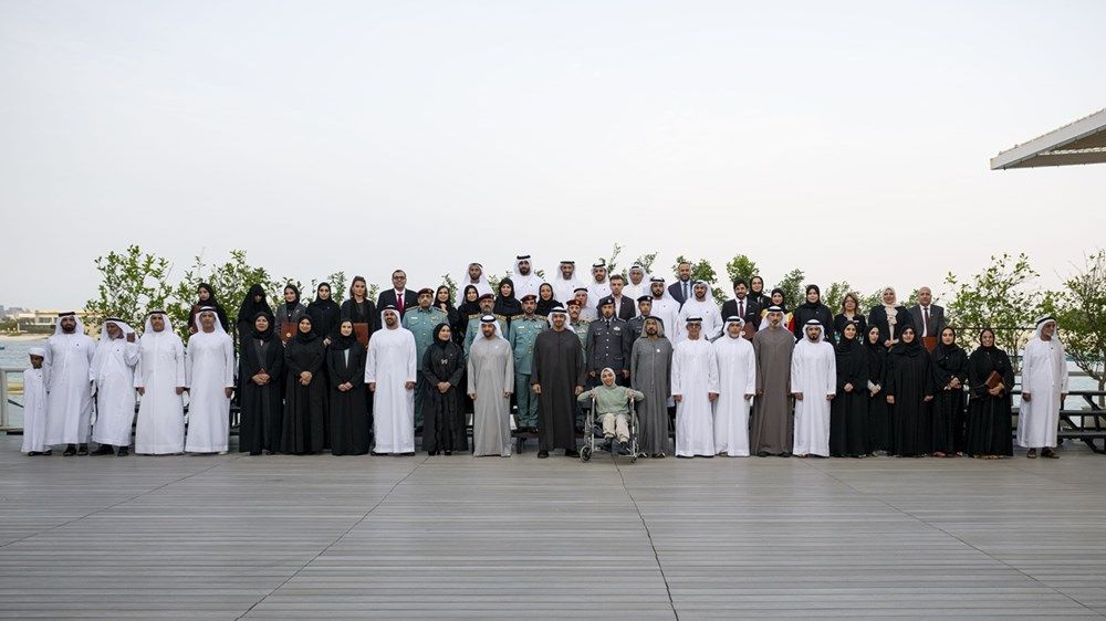 رئيس الدولة يقلِّد حمدان بن زايد «وسام أم الإمارات» ويكرِّم الفائزين بالدورة السابعة من برنامج الشيخة فاطمة للتميز والذكاء المجتمعي