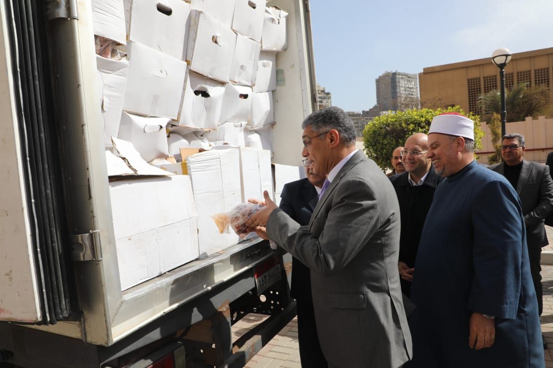 محافظ الجيزة يشهد تسلم 5 أطنان لحوم صكوك الإطعام لتوزيعها على الأولى بالرعاية