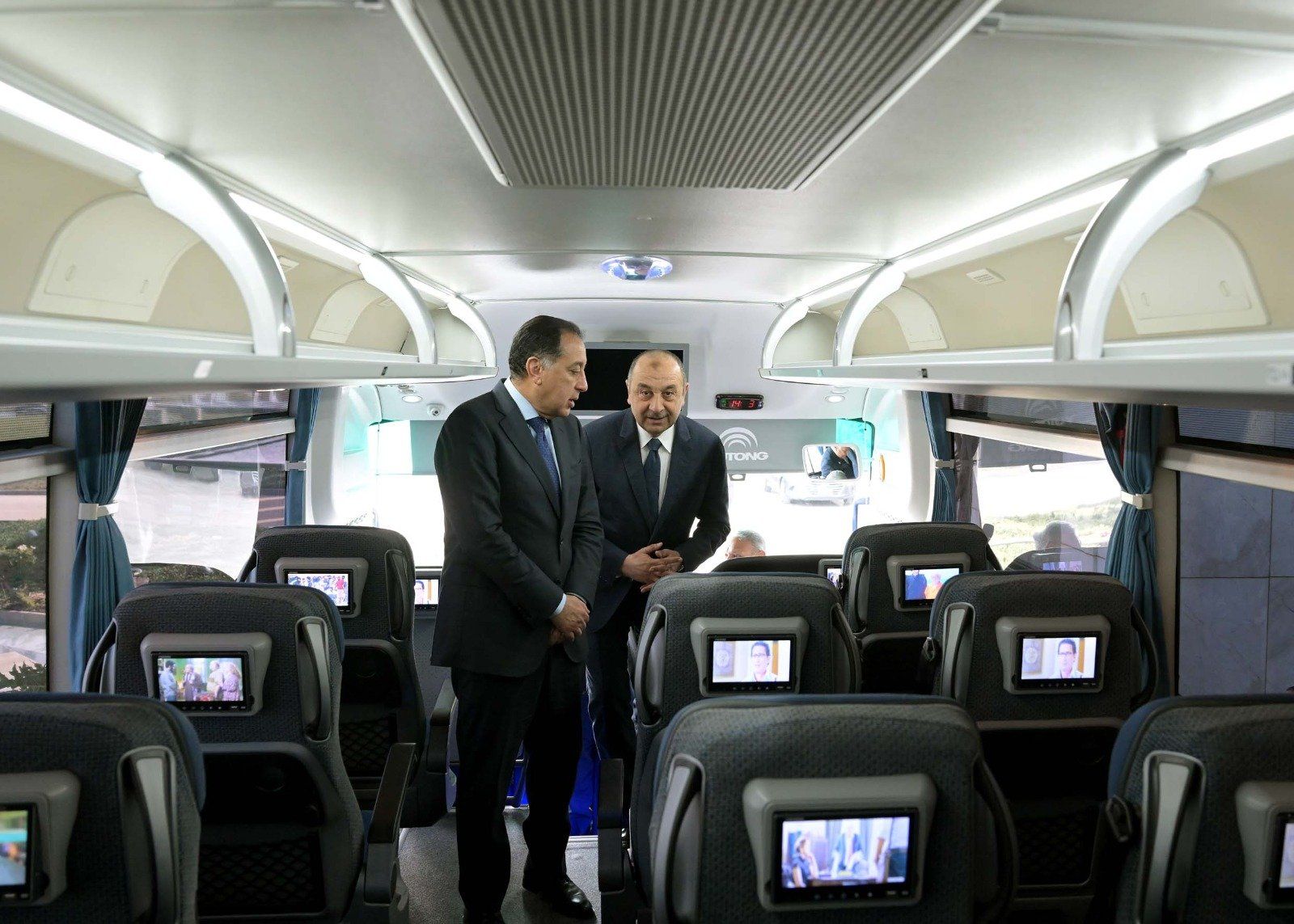 رئيس الوزراء يتفقد نموذجا لأتوبيس سياحى من إنتاج شركة النصر للسيارات