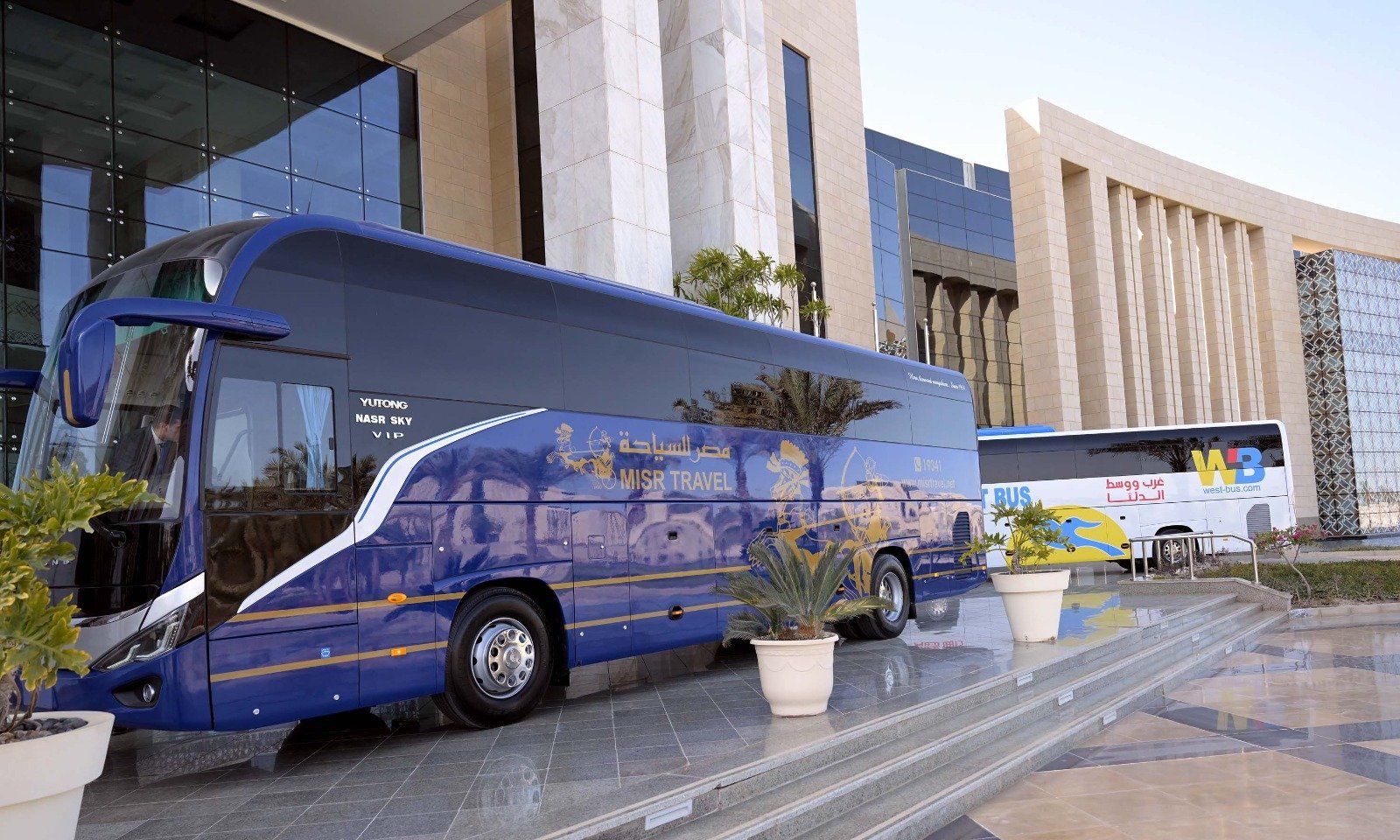 رئيس الوزراء يتفقد نموذجا لأتوبيس سياحى من إنتاج شركة النصر للسيارات