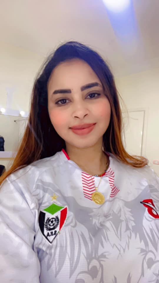 شاهد بالصور.. مشجعة الهلال السوداني الحسناء تخطف الأضواء بــ(تشيرت) صقور الجديان