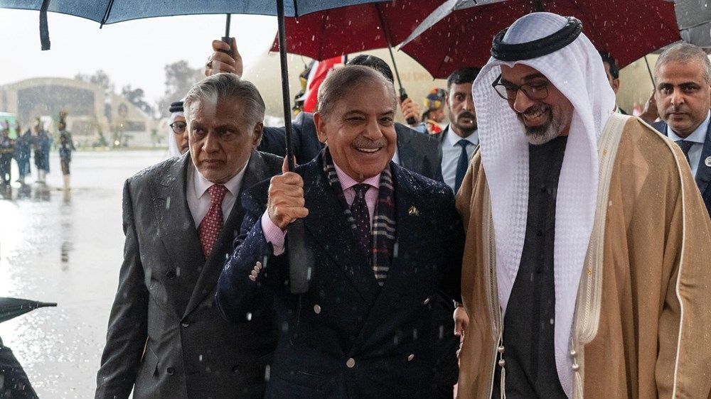 نيابة عن رئيس الدولة.. ولي عهد أبوظبي يصل إلى باكستان في زيارة رسمية