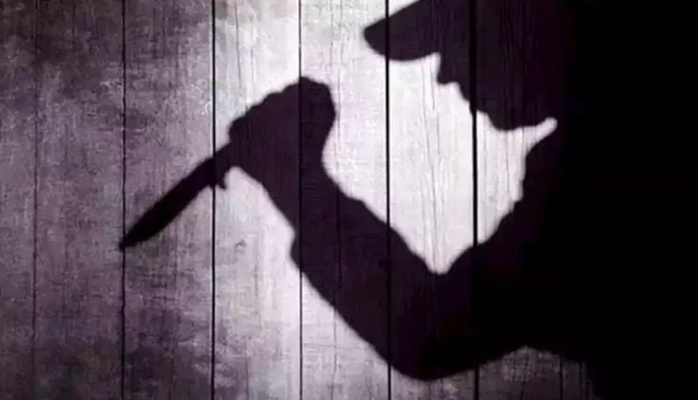 رعب في الشارع.. زوج يطعن زوجته أمام المارة