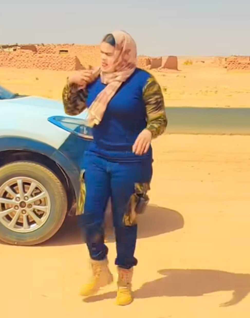 شاهد بالصورة والفيديو.. فتاة “دعامية” تستعرض جمالها بأزياء ضيقة ومحذقة ومثيرة وساخرون: (شكلها محطة غيار الزيت الجديدة)