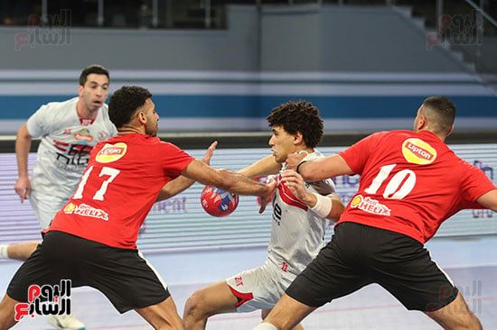 الأهلي يتقدم على الزمالك 14-13 بالشوط الأول في قمة محترفي اليد