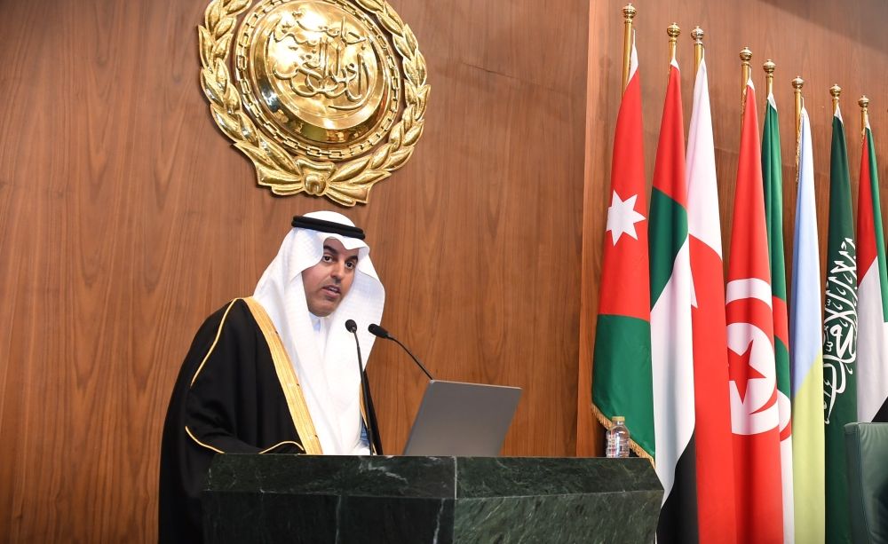 البرلمان العربي يمنح نائب رئيس مجلس الشورى وسام التميز