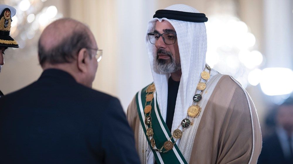 ولي عهد أبوظبي ورئيس باكستان يبحثان تعزيز العلاقات الثنائية والتعاون المشترك بين البلدين