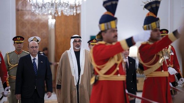 ولي عهد أبوظبي ورئيس باكستان يبحثان تعزيز العلاقات الثنائية والتعاون المشترك بين البلدين