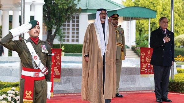 ولي عهد أبوظبي ورئيس وزراء باكستان يبحثان سُبل تعزيز العلاقات الثنائية ويشهدان توقيع اتفاقيات تعاون بين البلدين