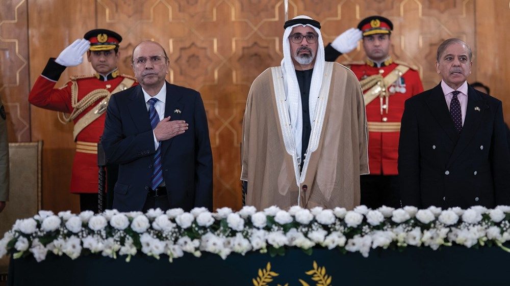 ولي عهد أبوظبي ورئيس باكستان يبحثان تعزيز العلاقات الثنائية والتعاون المشترك بين البلدين