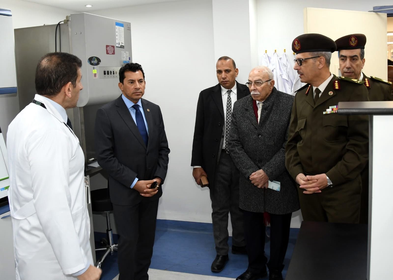 مركز البحوث الطبية والطب التجديدى للقوات المسلحة يستقبل وزير الشباب للإطلاع على مشروع الجينوم