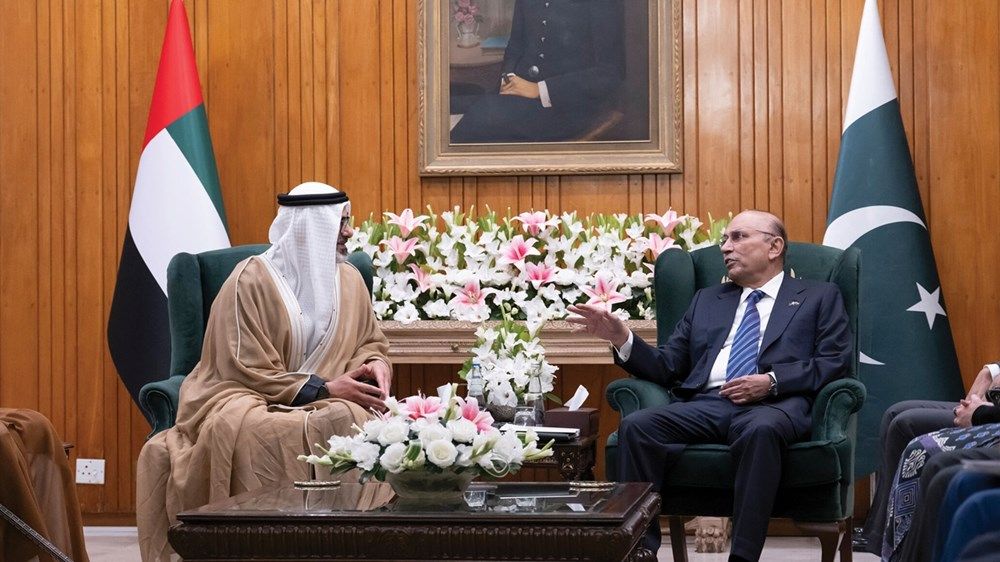 ولي عهد أبوظبي ورئيس باكستان يبحثان تعزيز العلاقات الثنائية والتعاون المشترك بين البلدين