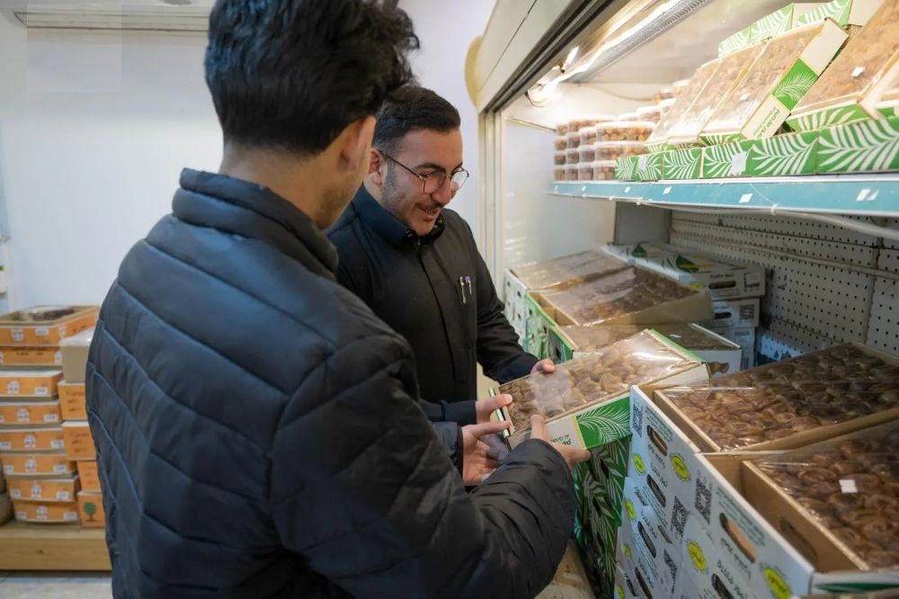 استعدادًا لرمضان.. إقبال كبير على أسواق التمور والقهوة في الحدود الشمالية