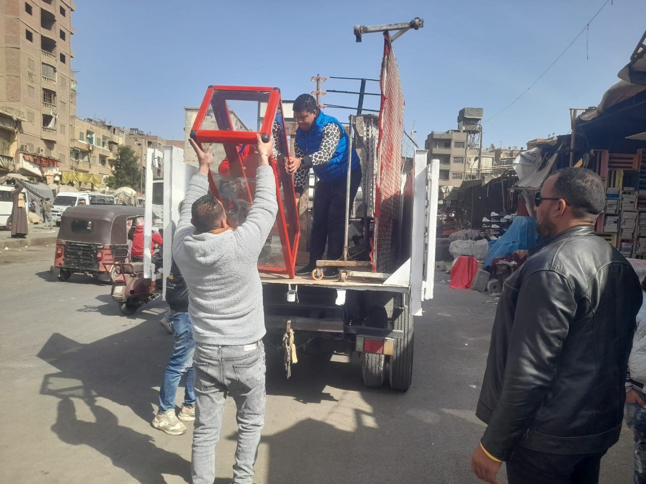 حى إمبابة يشن حملة لإزالة التعديات ورفع الإشغالات المخالفة بالشوارع.. صور