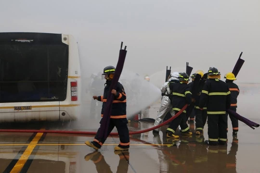 محافظ الجيزة يشهد تنفيذ أول تجربة طوارئ كلية بمطار سفنكس الدولى.. صور