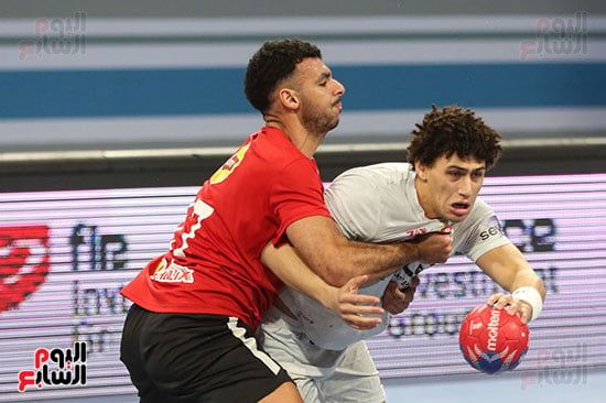 الأهلي يتقدم على الزمالك 14-13 بالشوط الأول في قمة محترفي اليد