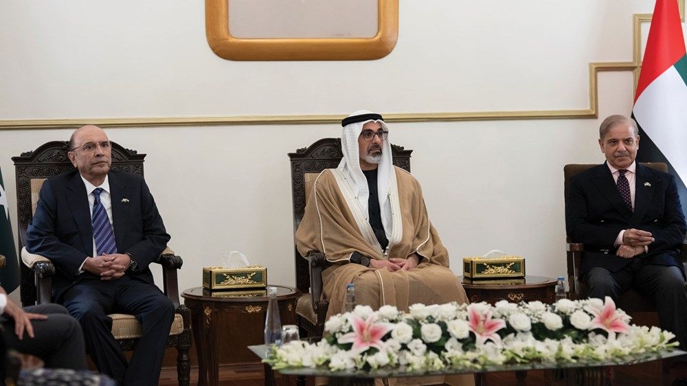 ولي عهد أبوظبي ورئيس باكستان يبحثان تعزيز العلاقات الثنائية والتعاون المشترك بين البلدين