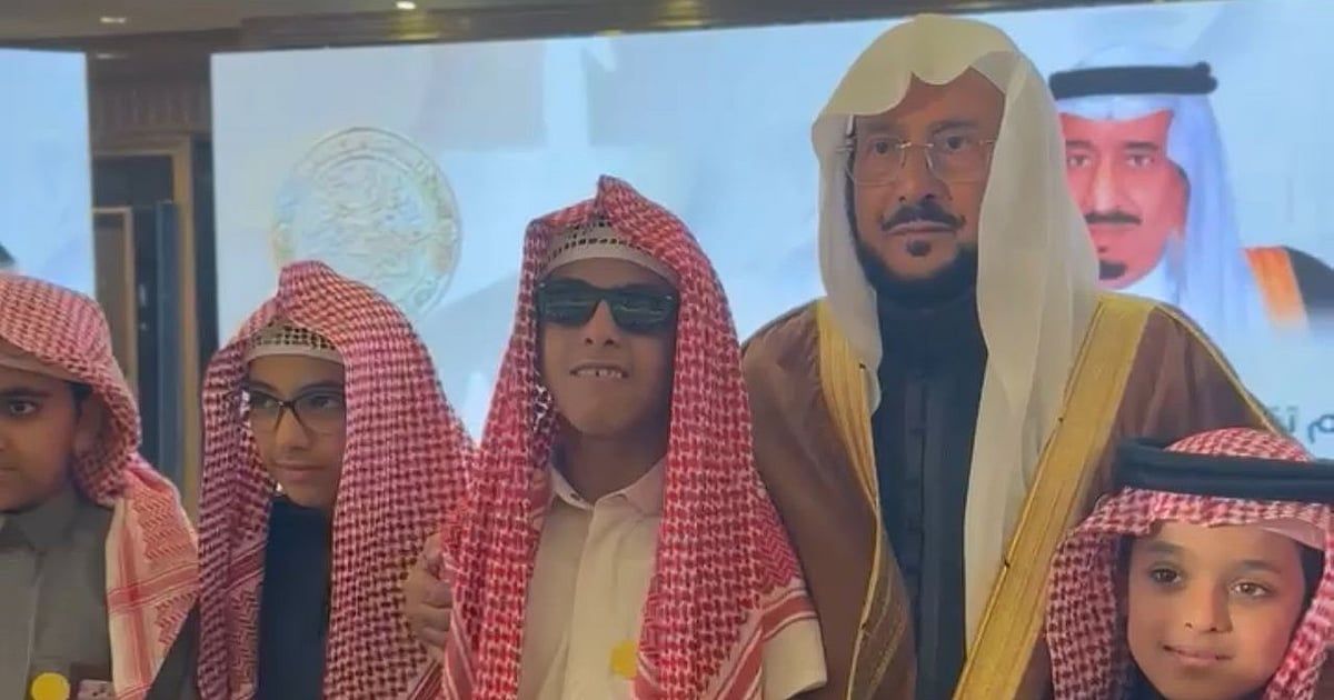 بالفيديو وفي لفتة كريمة.. وزير الشؤون الإسلامية يُوجِّه بتعيين المتسابق الكفيف "السناني" إمامًا في تبوك