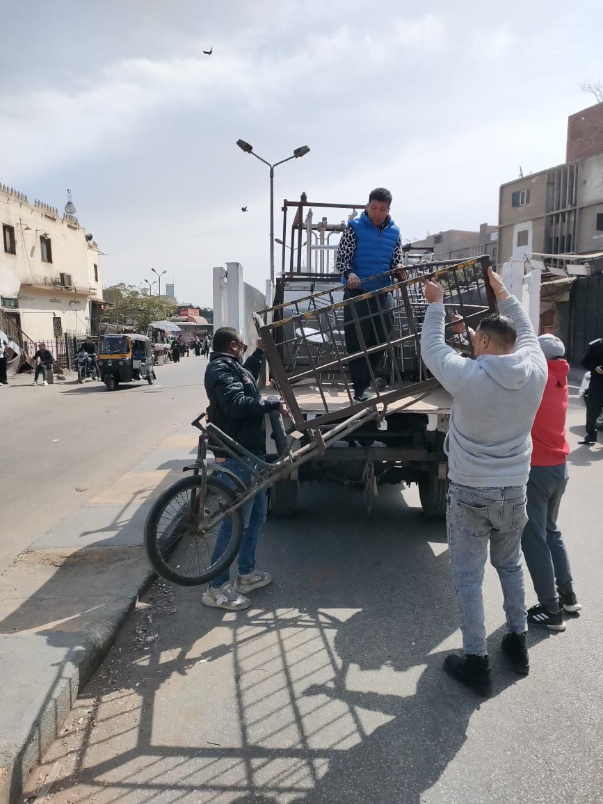 حى إمبابة يشن حملة لإزالة التعديات ورفع الإشغالات المخالفة بالشوارع.. صور