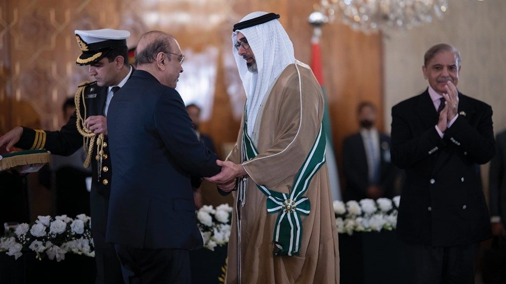 ولي عهد أبوظبي ورئيس باكستان يبحثان تعزيز العلاقات الثنائية والتعاون المشترك بين البلدين
