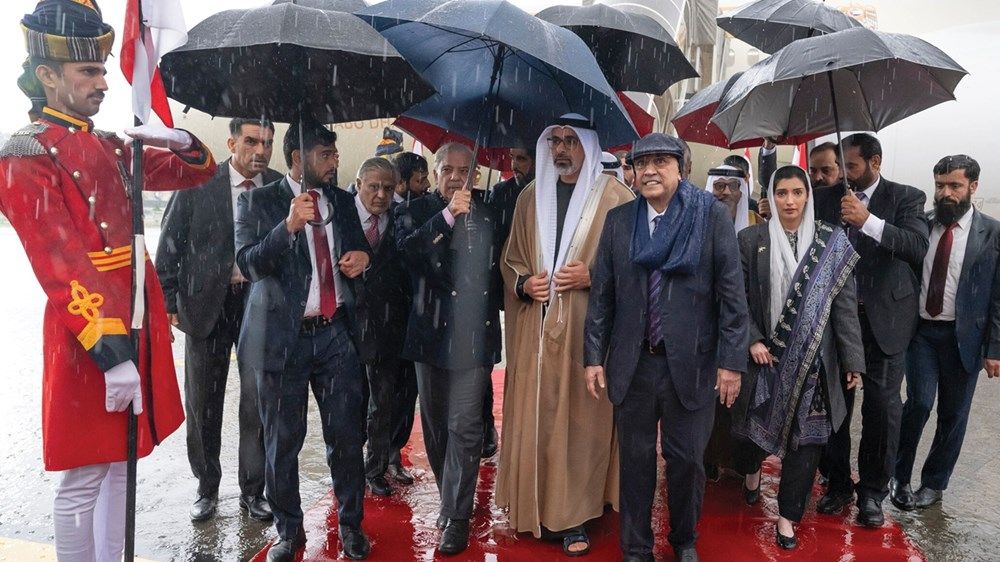 نيابة عن رئيس الدولة.. ولي عهد أبوظبي يصل إلى باكستان في زيارة رسمية