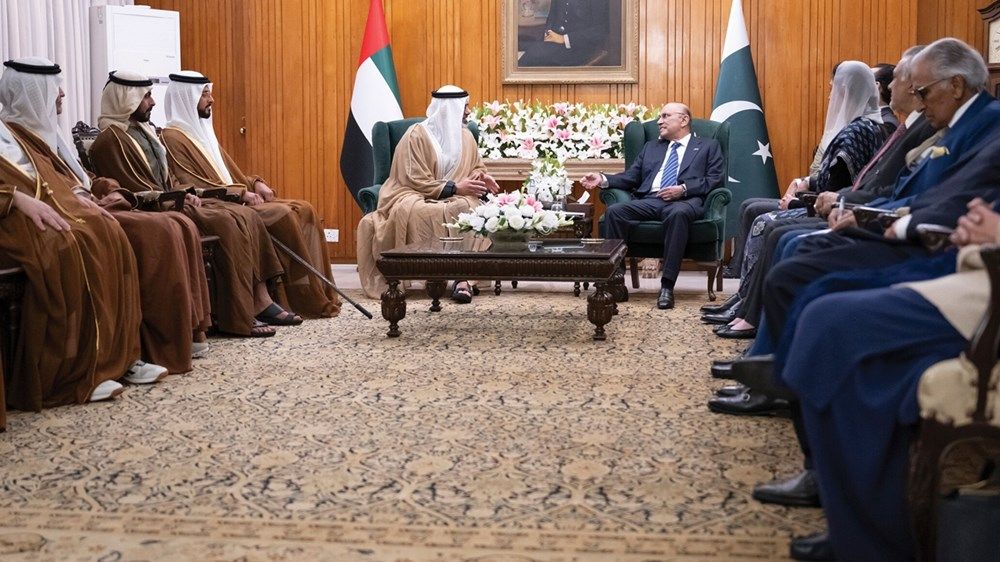 ولي عهد أبوظبي ورئيس باكستان يبحثان تعزيز العلاقات الثنائية والتعاون المشترك بين البلدين