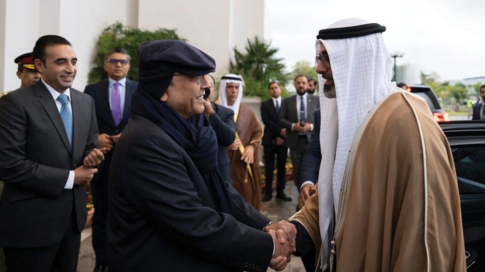 ولي عهد أبوظبي ورئيس باكستان يبحثان تعزيز العلاقات الثنائية والتعاون المشترك بين البلدين