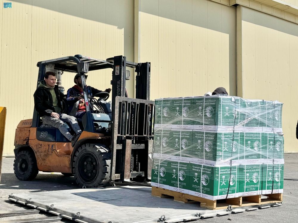 الطائرة  السعودية الـ 57 لإغاثة غزة تصل إلى مطار العريش