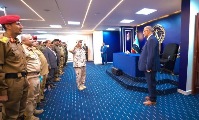 الرئيس الزُبيدي يرأس اجتماعا موسعا للقادة العسكريين والأمنيين الجنوبيين