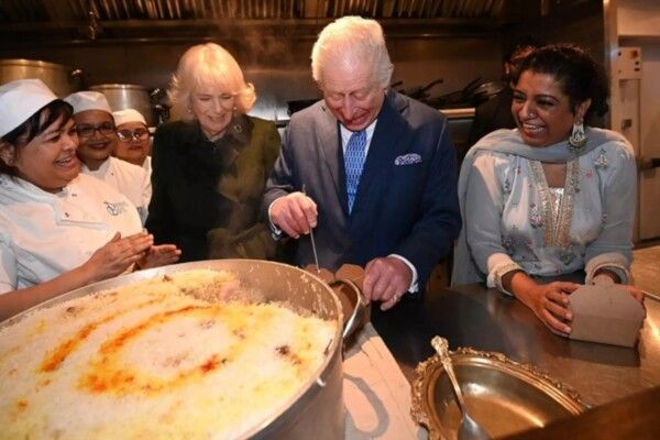 الملك تشارلز والملكة كاميلا يشاركان في تعبئة التمر لدعم المبادرات المجتمعية في لندن