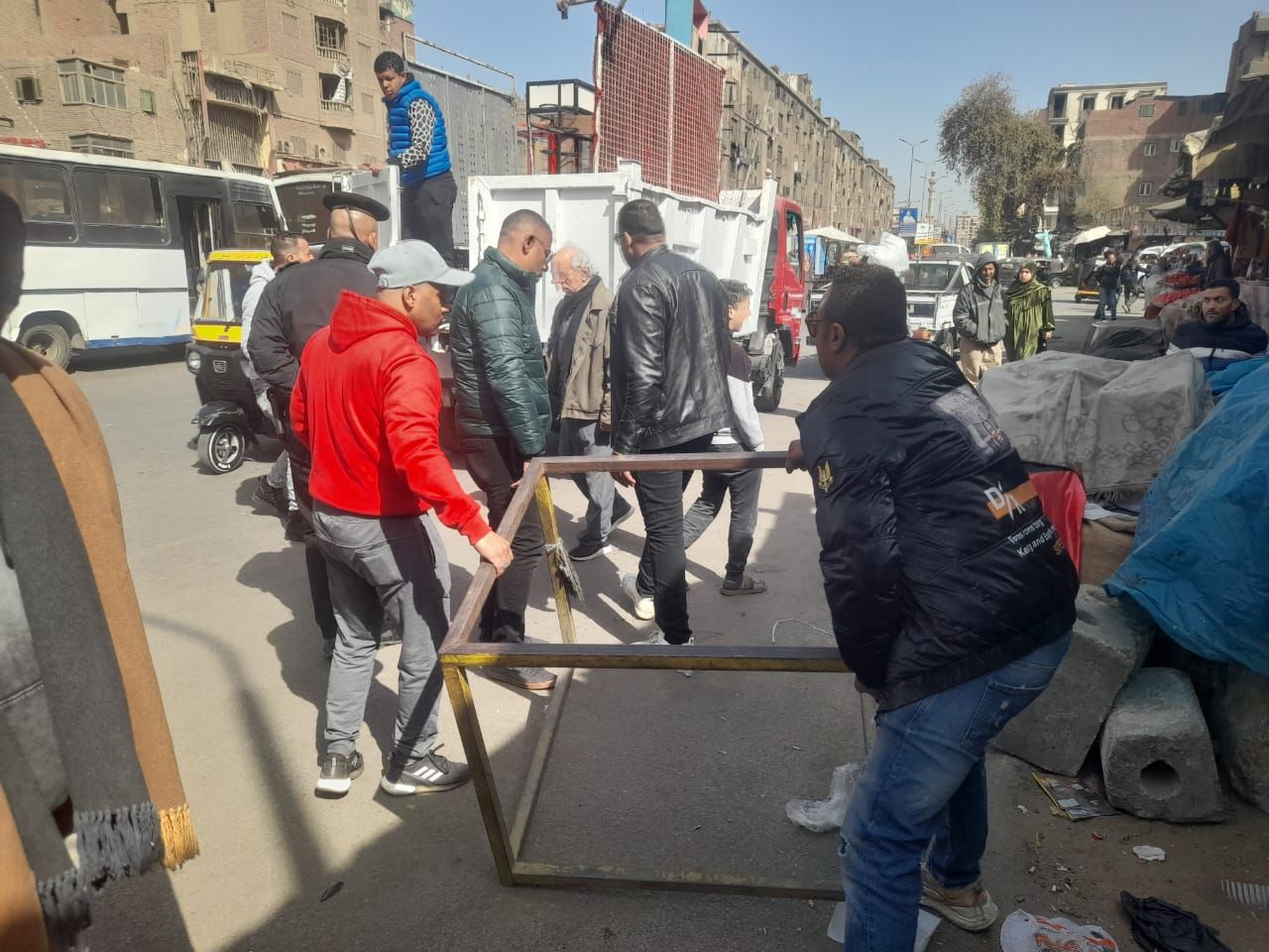 حى إمبابة يشن حملة لإزالة التعديات ورفع الإشغالات المخالفة بالشوارع.. صور