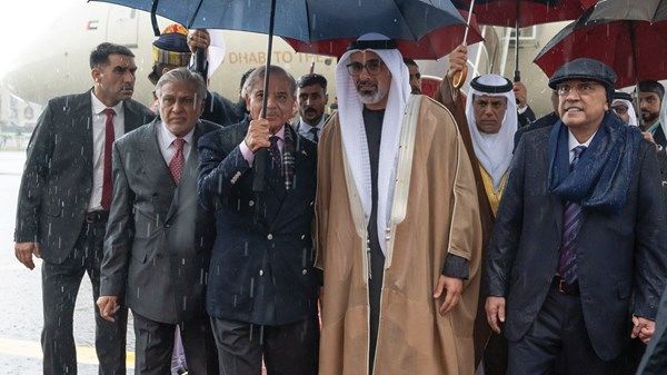 نيابة عن رئيس الدولة.. ولي عهد أبوظبي يصل إلى باكستان في زيارة رسمية