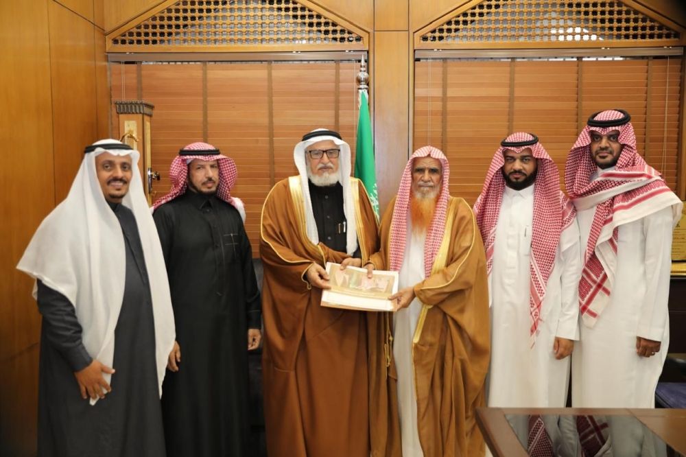 ‏المفتي يتسلم تقرير مبادرة اللحمة الوطنية من فرع الإفتاء بجازان