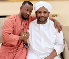 شاهد بالفيديو.. الفنان المعتزل صلاح ولي يحذر الشباب من “خم الرماد”: (إياك أن تعصي الله في هذه الأيام وتخم الرماد على سجم رمادك يعني؟)