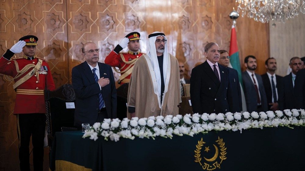 ولي عهد أبوظبي ورئيس باكستان يبحثان تعزيز العلاقات الثنائية والتعاون المشترك بين البلدين