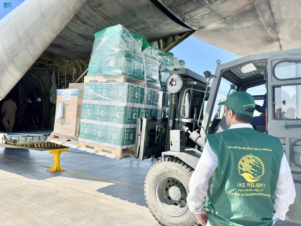 الطائرة  السعودية الـ 57 لإغاثة غزة تصل إلى مطار العريش