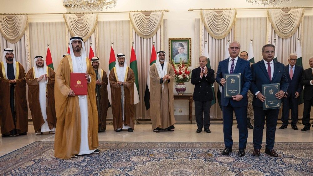 ولي عهد أبوظبي ورئيس وزراء باكستان يبحثان سُبل تعزيز العلاقات الثنائية ويشهدان توقيع اتفاقيات تعاون بين البلدين