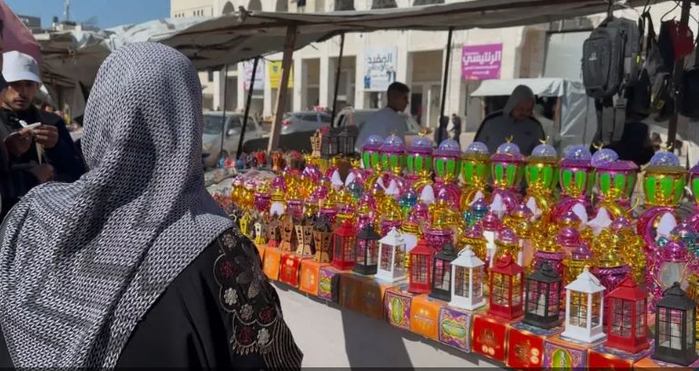وسط الدمار ومآسى الحرب.. أهالى غزة يصرون على نشر الفرحة بشهر رمضان