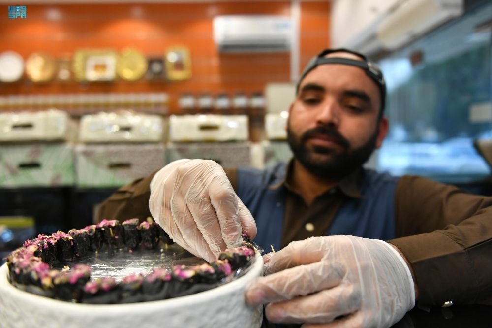 أسعار مقبولة وأجود الأنواع.. نشاط في أسواق التمور بجدة مع قرب رمضان