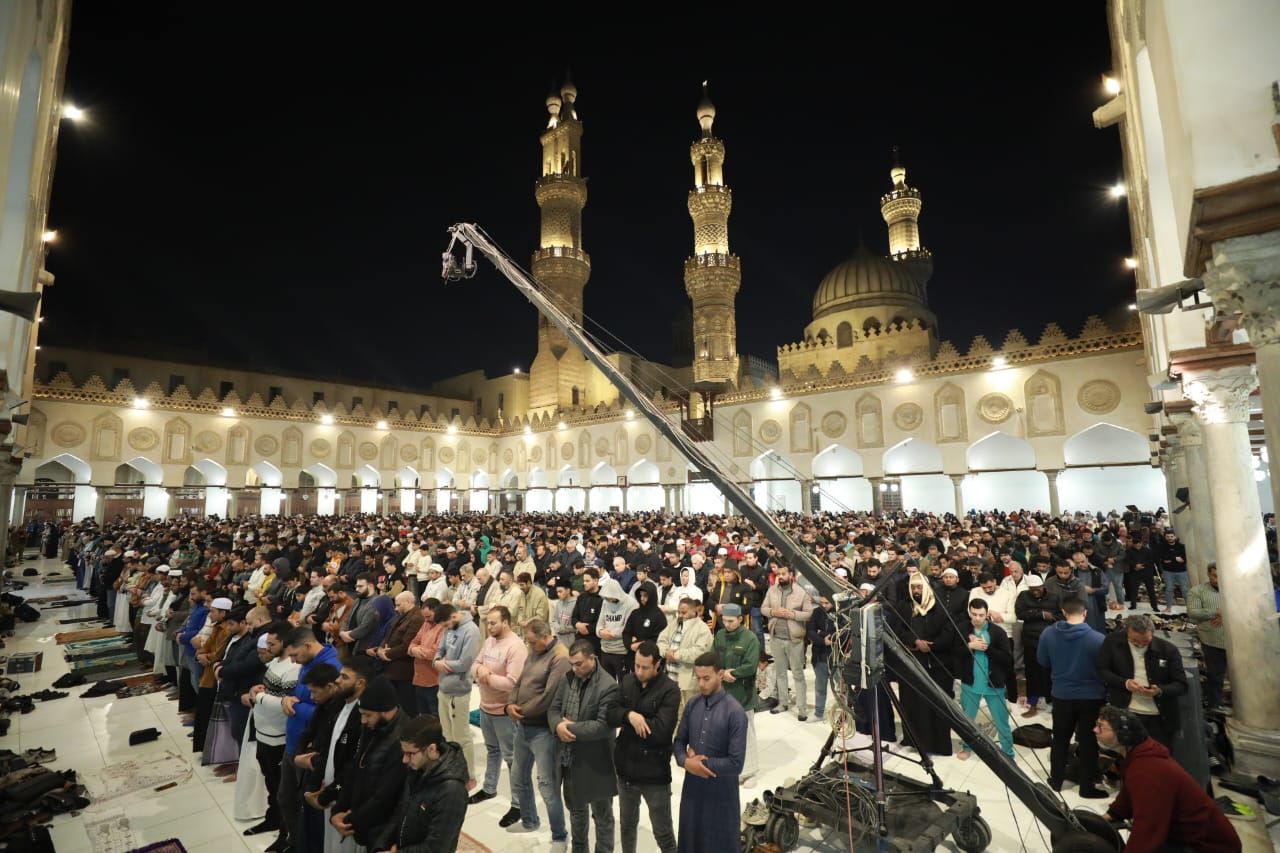 الآلاف يؤدون صلاة تراويح الليلة الأولى من شهر رمضان فى الجامع الأزهر.. صور