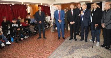 محافظ القاهرة يوزع 22 كرسى متحرك كهربائى على ذوى الهمم