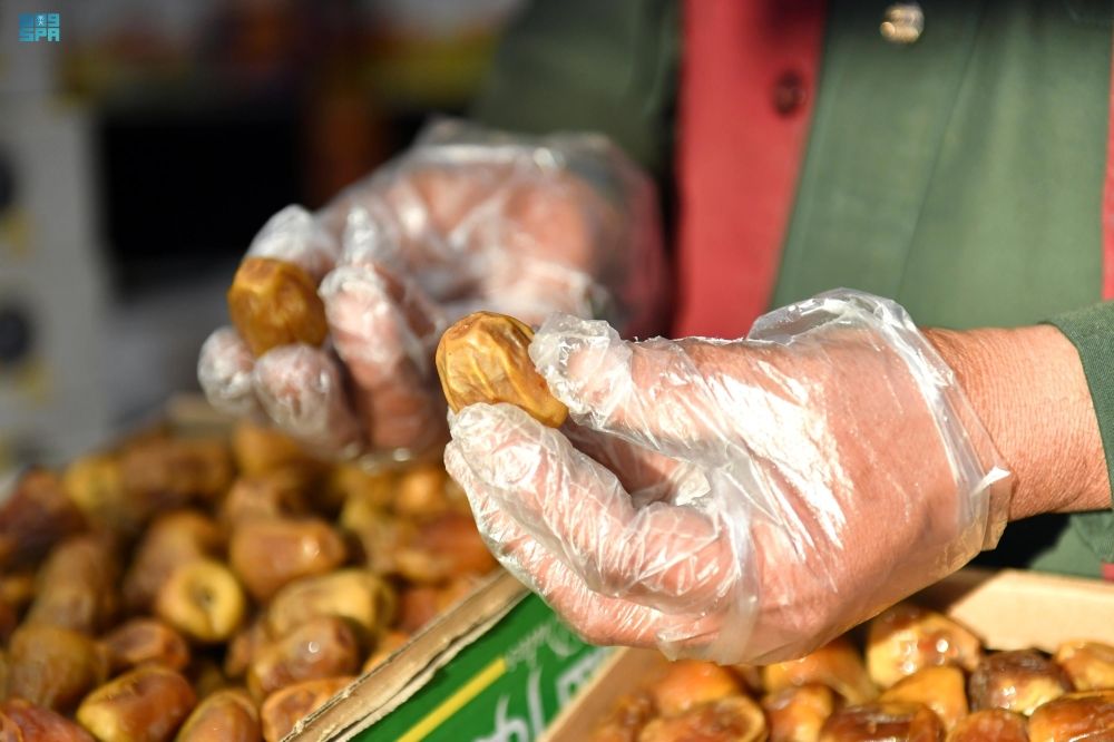 أسعار مقبولة وأجود الأنواع.. نشاط في أسواق التمور بجدة مع قرب رمضان