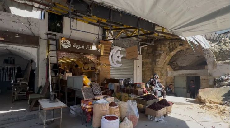 وسط الدمار ومآسى الحرب.. أهالى غزة يصرون على نشر الفرحة بشهر رمضان