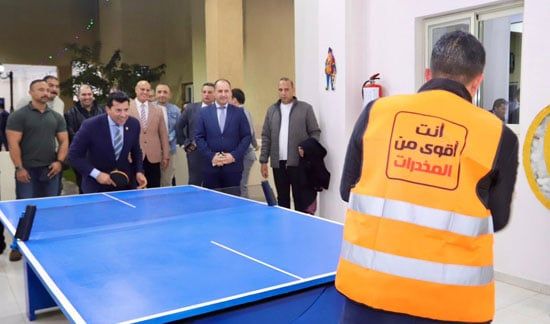وزير الشباب والرياضة ومدير صندوق مكافحة الإدمان يشاركان المتعافين لعب تنس الطاولة